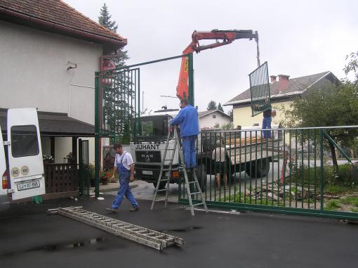 Postavitev drsnih vrat, ki bodo ob večjih prireditvah omogočala parkiranje osebnih vozil, sicer pa bodo zaradi varnosti otrok vedno dobro zaprta