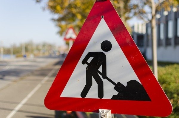 Slika prometnega znaka Pozor, delo na cesti